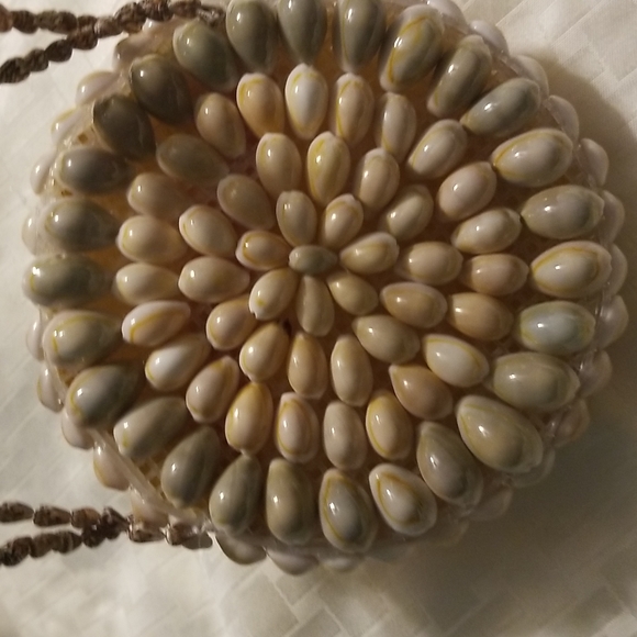 Imported  hand crafted shell handbag - Picture 1 of 4